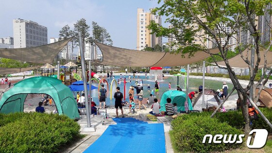 성남시 수정구 위례역사공원 물놀이장 모습.(성남시 제공) © News1  