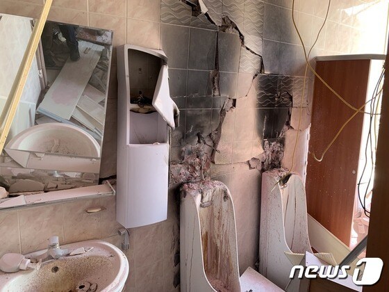 지난달 31일 한 사무실동 화장실에서 원인미상의 폭발이 발생. 이 사고로 3명이 다쳤다. (고용부 제공) © 뉴스1
