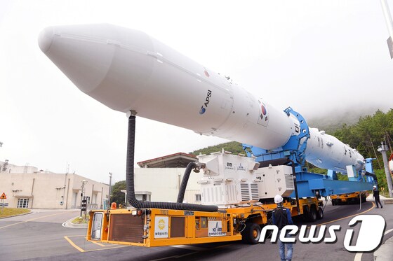 순수 국내 기술로 설계 및 제작된 한국형 발사체 누리호(KSLV-Ⅱ)의 2차 발사를 하루 앞둔 20일 누리호가 전남 고흥군 나로우주센터 조립동에서 나와 발사대로 이송되고 있다. (한국항공우주연구원 제공) 2022.6.20/뉴스1
