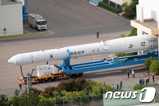 순수 국내 기술로 설계 및 제작된 한국형 발사체 누리호(KSLV-Ⅱ)의 2차 발사를 하루 앞둔 20일 누리호가 전남 고흥군 나로우주센터 조립동에서 나와 발사대로 이송되고 있다. (한국항공우주연구원 제공) 2022.6.20/뉴스1