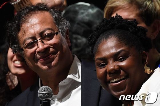 내달 7일 취임할 콜롬비아 첫 좌파 정부의 첫 흑인 여성 부통령 당선인 프란시아 마르케스(우측)는 선거 유세 기간 성 중립적 표현을 사용해 화제가 됐다. 왼쪽은 구스타보 페트로 대통령 당선인. © AFP=뉴스1 © News1 우동명 기자