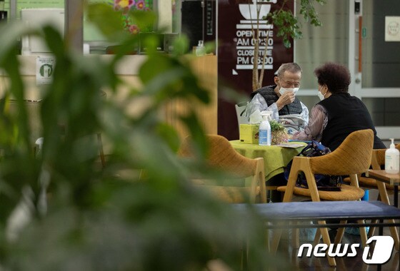  20일 오후 서울의 한 노인요양센터를 찾은 면회객들이 입원 중인 가족을 만나 대화하고 있다. 2022.6.20/뉴스1 © News1 이재명 기자