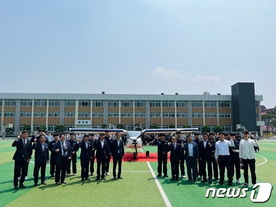 충북 청주공업고등학교는 21일 교내에서 경량항공기 조립 교육 사업 수료식을 개최했다.© 뉴스1