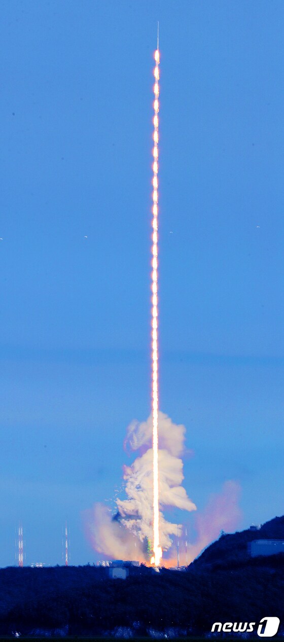 순수 국내기술로 제작된 한국형 최초 우주발사체 '누리호'(KSLV-Ⅱ)'가 21일 전남 고흥군 나로우주센터에서 발사되고 있다. (레이어 합성) 2022.6.21/뉴스1 © News1 조태형 기자