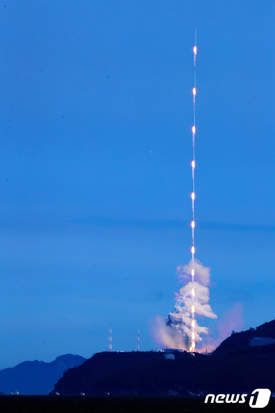 순수 국내기술로 제작된 한국형 최초 우주발사체 '누리호'(KSLV-Ⅱ)'가 21일 전남 고흥군 나로우주센터에서 발사되고 있다. (레이어 합성) 2022.6.21/뉴스1 © News1 조태형 기자