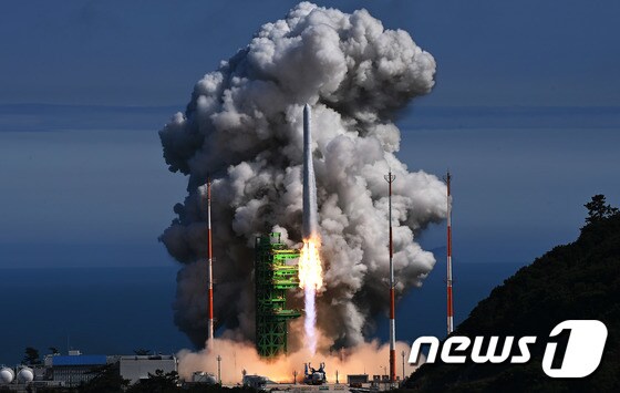 순수 국내기술로 제작된 한국형 최초 우주발사체 '누리호'(KSLV-Ⅱ)'가 21일 전남 고흥군 나로우주센터에서 발사되고 있다.  2022.6.21/뉴스1 © News1 사진공동취재단