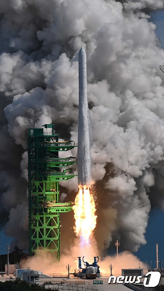 순수 국내기술로 제작된 한국형 최초 우주발사체 '누리호'(KSLV-Ⅱ)'가 21일 전남 고흥군 나로우주센터에서 발사되고 있다.  2022.6.21/뉴스1 © News1 사진공동취재단