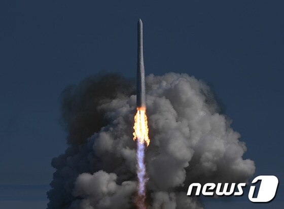 순수 국내기술로 제작된 한국형 최초 우주발사체 '누리호'(KSLV-Ⅱ)'가 21일 전남 고흥군 나로우주센터에서 발사되고 있다. 2022.6.21/뉴스1 © News1 사진공동취재단