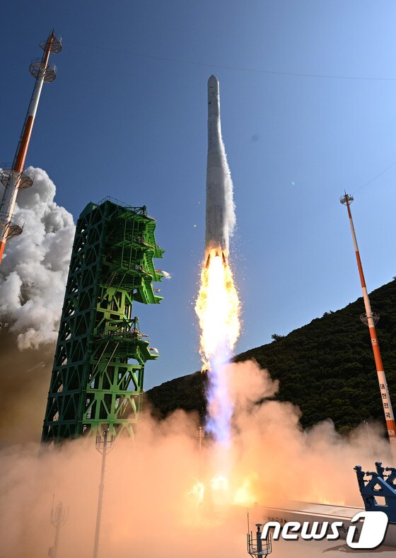 순수 국내기술로 제작된 한국형 최초 우주발사체 '누리호'(KSLV-Ⅱ)'가 21일 전남 고흥군 나로우주센터에서 발사되고 있다. 2022.6.21/뉴스1 © News1 사진공동취재단