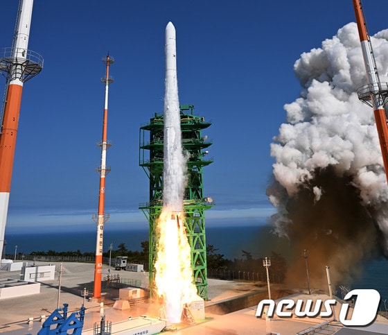 순수 국내기술로 제작된 한국형 최초 우주발사체 '누리호'(KSLV-Ⅱ)'가 21일 전남 고흥군 나로우주센터에서 발사되고 있다.2022.6.21/뉴스1 © News1 사진공동취재단