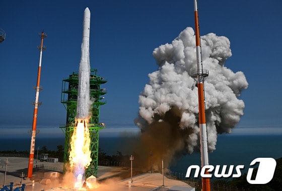 순수 국내기술로 제작된 한국형 최초 우주발사체 '누리호'(KSLV-Ⅱ)'가 21일 전남 고흥군 나로우주센터에서 발사되고 있다. 누리호는 두번째 도전 끝에 발사에 성공했으며 이로써 우리나라는 세계 7번째로 1500kg급 실용 위성을 지구 저궤도(600~800㎞)에 수송할 수 있는 능력을 확보한 국가가 됐다. 2022.6.21/뉴스1 © News1 사진공동취재단