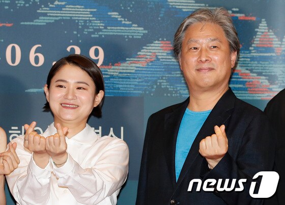 방송인 김신영과 박찬욱 감독(오른쪽)이 21일 서울 용산구 CGV 용산아이파크몰에서 열린 영화 '헤어질 결심' VIP시사회에서 하트를 그리고 있다. © News1 권현진 기자