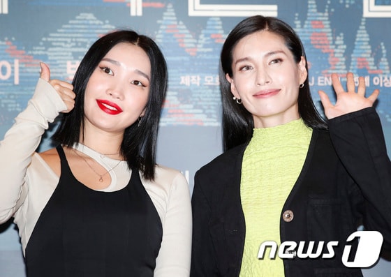 댄서 립제이, 모니카(오른쪽)이 21일 서울 용산구 CGV 용산아이파크몰에서 열린 영화 '헤어질 결심' VIP시사회에서 손 인사를 하고 있다. © News1 권현진 기자