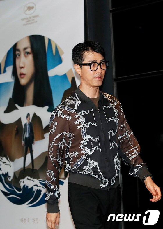 배우 차승원이 21일 서울 용산구 CGV 용산아이파크몰에서 열린 영화 '헤어질 결심' VIP시사회에 참석하고 있다. © News1 권현진 기자