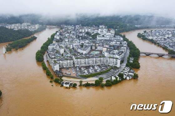 20일(현지시간) 폭우가 내려 홍수가 발생한 중국 장시성 우위안의 물에 잠긴 도로와 건물의 모습이 보인다. © AFP=뉴스1 © News1 우동명 기자