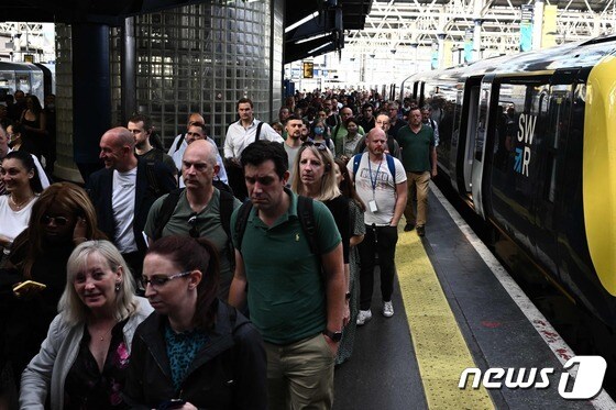 지난 21일(현지시간) 철도 노조가 30년 만에 최대 규모 파업에 돌입한 런던 워털루 역에서 승객들이 열차를 내리고 있다. © AFP=뉴스1 © News1 우동명 기자