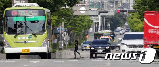 전북 전주시 효자동 도로에서 지열로 인한 아지랑이가 피어오르고 있다. 2022.6.22/뉴스1 © News1 유경석 기자