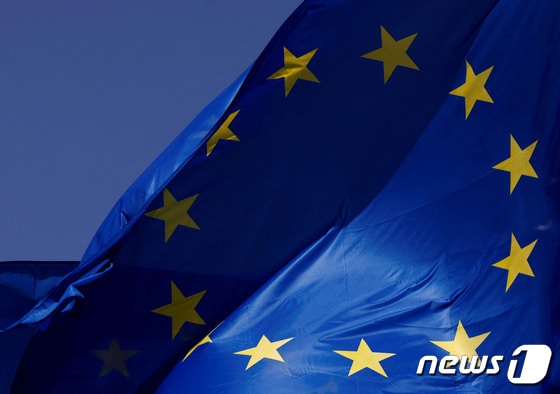 유럽연합(EU) 깃발.. © 로이터=뉴스1 