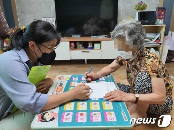 제천시치매안심센터 기억지키미가 독거노인 가정을 방문해 인지활동 서비스를 진행하고 있다.© 뉴스1
