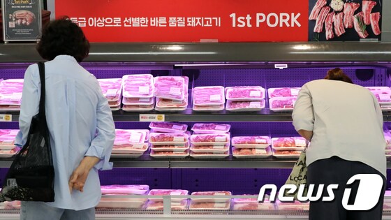 서울에 위치한 한 마트에서 시민이 돼지고기를 구매하고 있는 모습.  /뉴스1DB