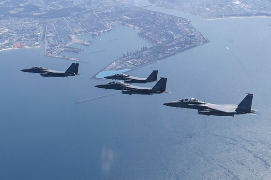 공군 F-15K 전투기 편대가 경북 영일만 상공을 초계비행하고 있다. (공군 제공)© 뉴스1