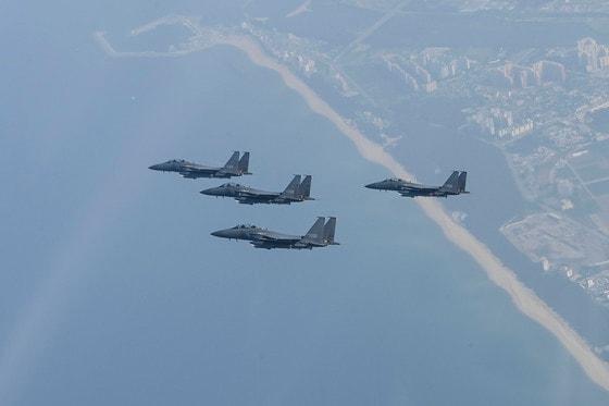 공군 F-15K 전투기 편대가 강원도 경포해안 상공을 비행하고 있다. (공군 제공)© 뉴스1