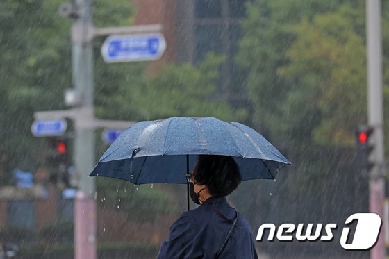전국적으로 장마가 시작된 23일 서울 종로1가 사거리에서 시민들이 우산을 쓴 채 횡단보고 신호를 기다리고 있다. 2022.6.23/뉴스1 © News1 조태형 기자