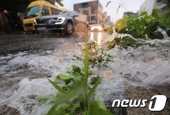 전국적으로 장마가 시작된 23일 오후 경기 화성시의 한 건물에서 장대비로 인한 물줄기가 내려오고 있다. 2022.6.23/뉴스1 © News1 김영운 기자