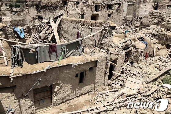 22일 (현지시간) 지진이 강타한 아프가니스탄 팍티카에서 쑥대밭이 된 주택의 모습이 보인다. © AFP=뉴스1 © News1 우동명 기자
