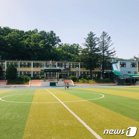 경기 의정부시 고산초등학교 운동장을 거닐고 있는 학생들 © 뉴스1