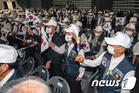 25일 오전 서울 중구 장충체육관에서 열린 '6·25 전쟁 제72주년 기념행사'에서 참전용사들이 태극기를 흔들며 '6·25의 노래'를 제창하고 있다. 2022.6.25/뉴스1 © News1 민경석 기자