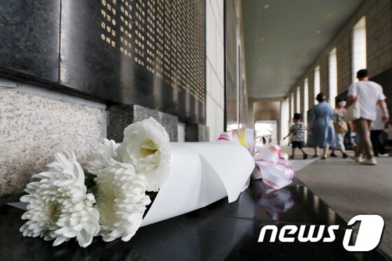 6·25 전쟁 제72주년을 맞은 25일 서울 용산구 전쟁기념관 국군 참전용사비 앞에 국화 한 다발이 놓여 있다. 2022.6.25/뉴스1 © News1 민경석 기자