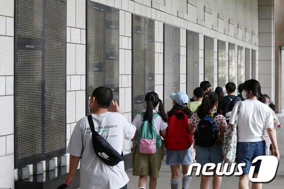 6·25 전쟁 제72주년을 맞은 25일 서울 용산구 전쟁기념관을 찾은 어린이들이 참전용사비를 살펴보고 있다. 2022.6.25/뉴스1 © News1 민경석 기자