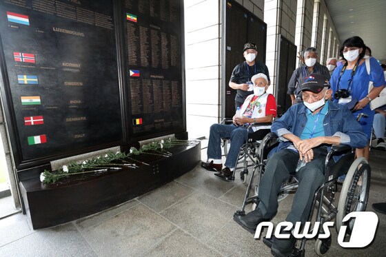 6·25 전쟁 제72주년을 맞은 25일 서울 용산구 전쟁기념관을 찾은 유엔(UN)군 참전용사들이 참전용사비를 바라보며 생각에 잠겨 있다. 2022.6.25/뉴스1 © News1 민경석 기자