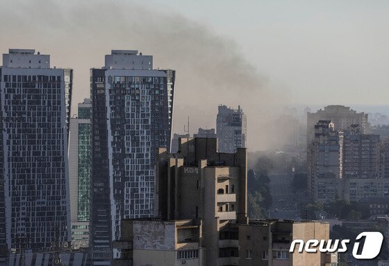 26일(현지시간) 우크라이나 수도 키이우에서 미사일 공격 후 연기가 치솟고 있다. 2022.06.26/뉴스1 © 로이터=뉴스1 © News1 김민수 기자