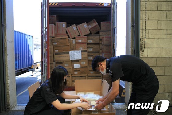 부산본부세관 직원이 불법수입 물품 단속을 하고 있다(부산본부세관 제공)© 뉴스1