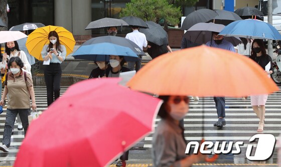 본격 장마철이 시작된 27일 서울 여의도역 부근에서 우산을 쓴 시민들이 이동하고 있다. 2022.6.27/뉴스1 © News1 허경 기자
