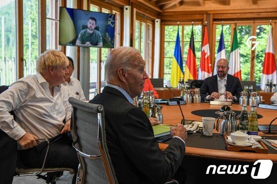 주요 7개국(G7) 정상들이 독일 바이에른주 엘마우성에서 만나 볼로디미르 젤렌스키 우크라이나 대통령과 화상 대화를 하고 있다. © AFP=뉴스1 © News1 강민경 기자