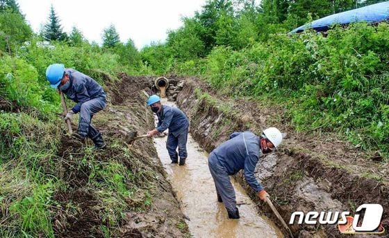 (평양 노동신문=뉴스1) = 북한 노동당 기관지 노동신문은 28일 장마 영향으로 많은 비가 내릴 것으로 예보된다며 