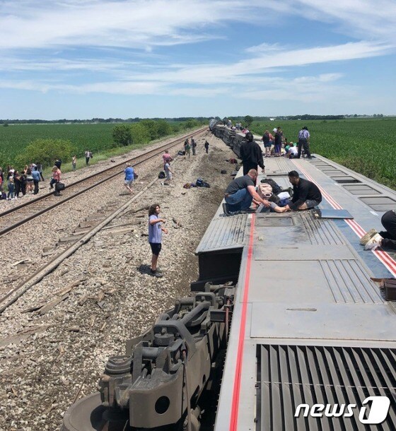 암트랙(Amtrak) 열차가 미주리주(州)에서 27일(현지시간) 탈선해 최소 3명이 사망하고 50명이상이 부상했다.(트위터 갈무리)© 뉴스1
