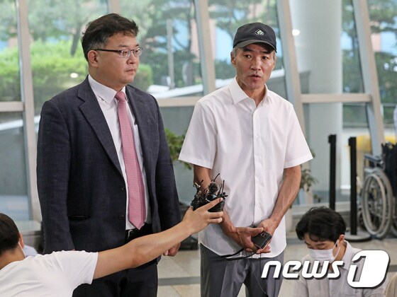서해 피격 공무원의 형 이래진씨(오른쪽)와 법률대리인 김기윤 변호사. 2022.6.28/뉴스1 © News1 이성철 기자