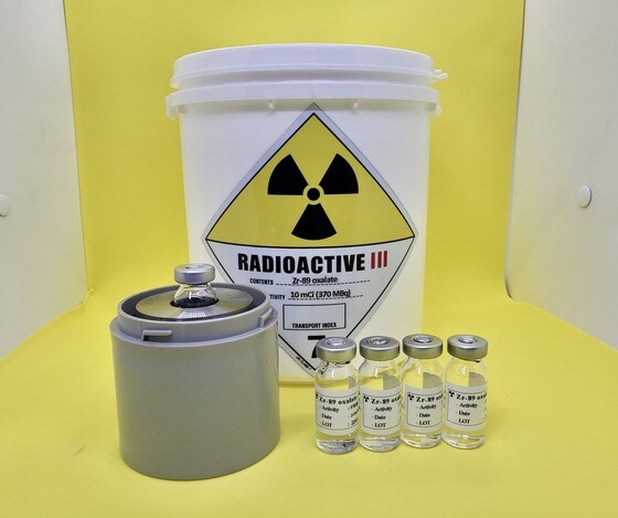 한국원자력연구원이 지르코늄-89를 남아공원자력공사에 수출했다. 왼쪽부터 포장내부 납용기, 포장외장 용기, 지르코늄-89 용액. (원자력연 제공)© 뉴스1
