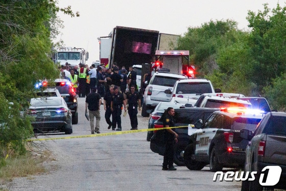 27일(현지시간) 미국 텍사스 샌안토니오에서 시신 46구가 발견된 트레일러 트럭 주변 출동한 경찰관들이 조사를 벌이는 모습. 2022. 6. 27. © 로이터=뉴스1 © News1 최서윤 기자