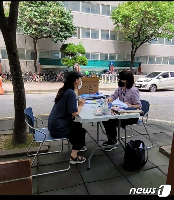 서울 광진구의 '온실가스 무료 진단 컨설팅'을 신청한 시민이 에너지 절감 컨설팅을 받고 있다.(광진구 제공)© 뉴스1