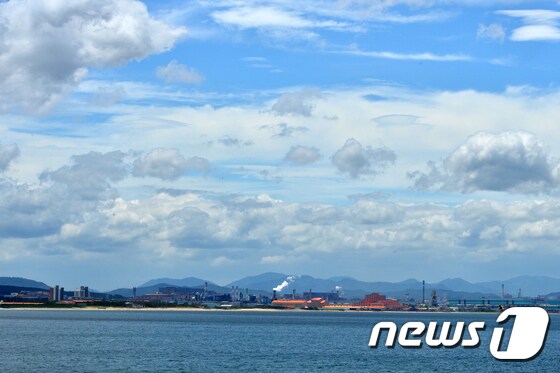 29일 오후 경북 포스코 포항제철소 하늘 위로 뭉게구름이 떠다니고 있다. 2022.6.29/뉴스1 © News1 최창호 기자