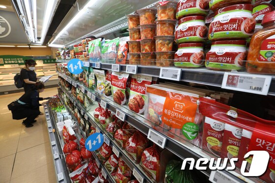 서울의 한 대형마트에서 시민들이 식료품을 구매하는 모습. /뉴스1 © News1 신웅수 기자