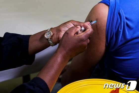 남아공 요하네스버그에서 시민 한명이 화이자 백신을 접종받고 있다. © 로이터=뉴스1 © News1 정윤영 기자