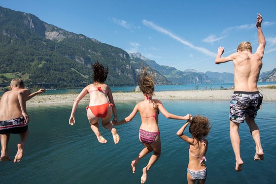 로이스강으로 뛰어드는 스위스 현지 사람들의 모습(스위스관광청 제공)© 뉴스1