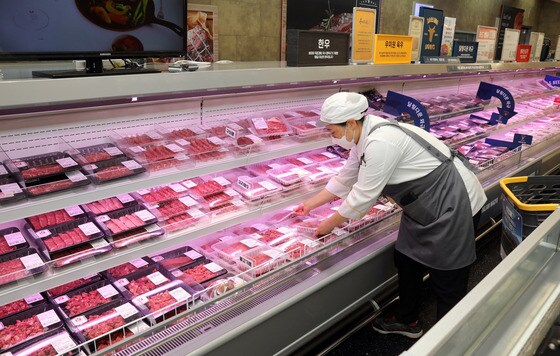 대형마트들이 6월 6일  '육육(肉肉)데이'를 맞아 한우, 돈육 등 육류 상품을 할인 판매한다.(이마트 제공)© 뉴스1