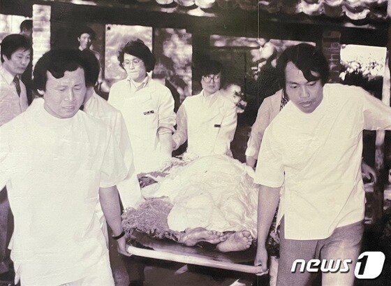 5·18 당시 시민들이 부상자를 후송하는 모습. 병원에서는 환자를 이송하는 시민들에게 하얀 가운을 제공했다. © 뉴스1 /NEWS1DB
